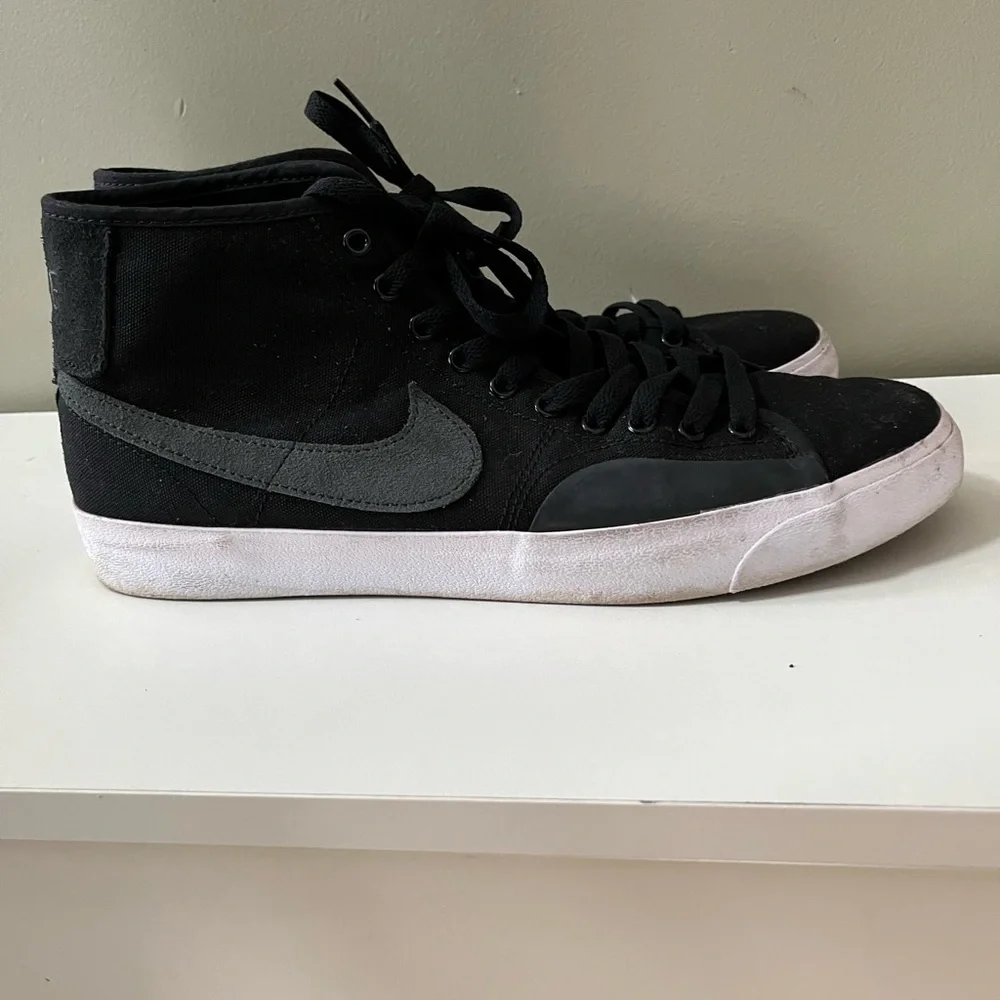 Men’s- Nike SB Blazer Court Mid Premium Skate Shoes-Black size 11 High Top